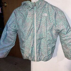 “The North Face” Teal reversible jacket. Size 4-7 year olds.